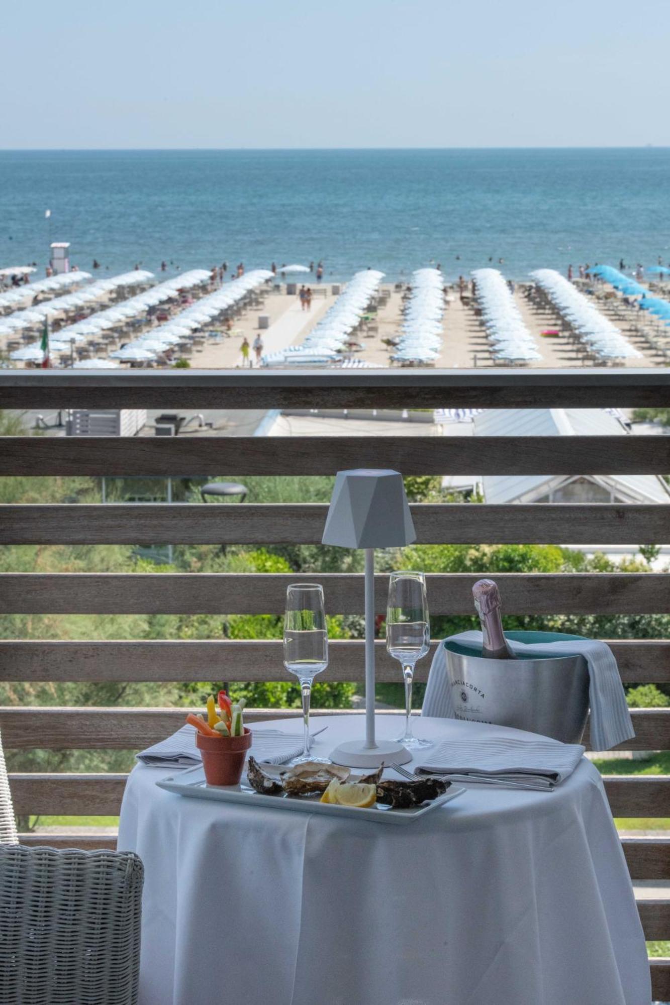 Kiss Beachfront Hotel & Restaurant Cervia Exterior foto